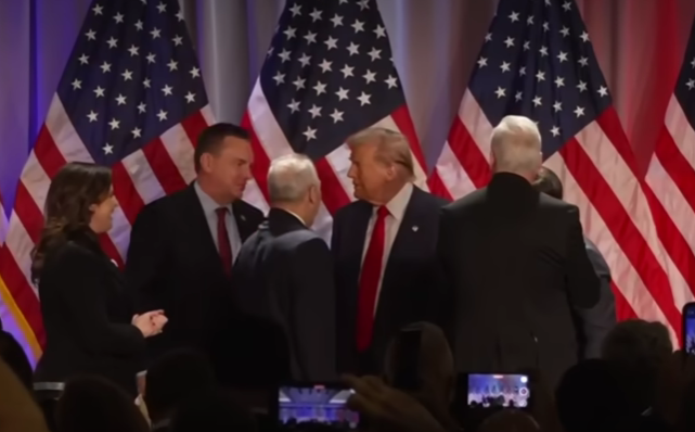 Трамп са сарадницима Трамп са сарадницима